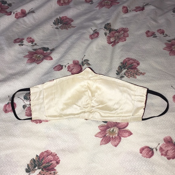 Silk face mask: reversible red gold with pocket - Picture 5 of 8